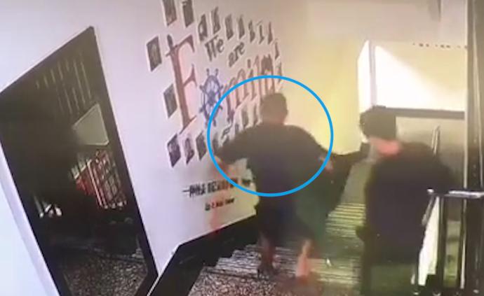 半夜火警响，消防员拿起被子当战服狂奔