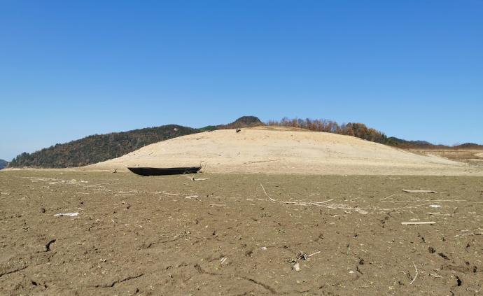 安徽大旱，水库处于死水位船只搁浅