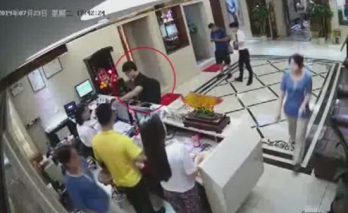 警方公布英驻香港总领馆雇员嫖娼审讯视频：不存在刑讯逼供