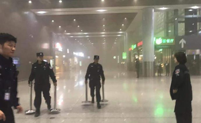 西安咸阳国际机场T3航站楼冒出大量烟雾