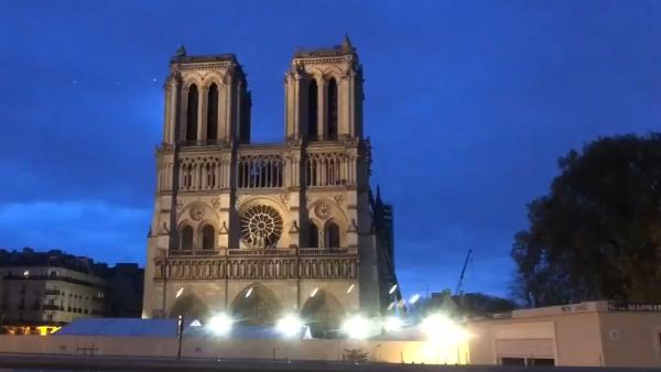 火灾后7个月，巴黎圣母院首次点亮