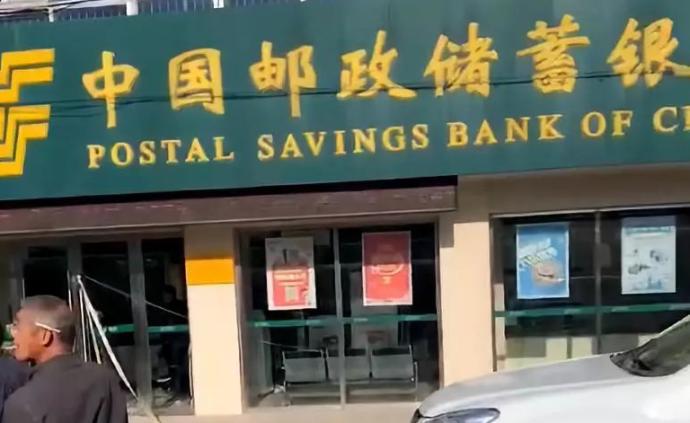 安徽青阳县一26岁男子持斧抢银行，被警方当场抓获