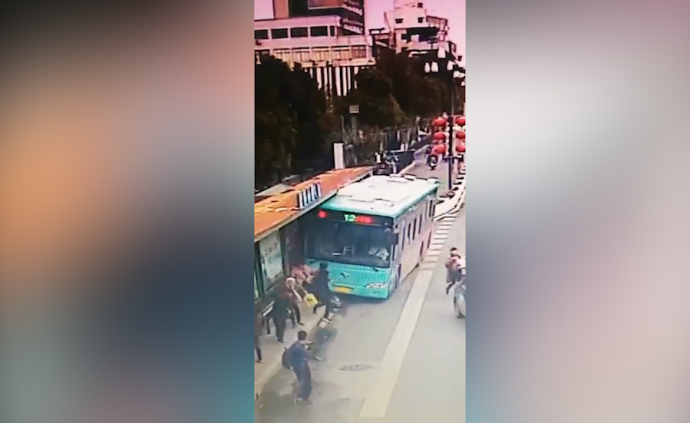 盐城一公交车失控撞站台，两乘客受伤抢救