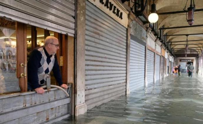受够洪水频发、拒绝巨型邮轮：数千威尼斯人上街抗议