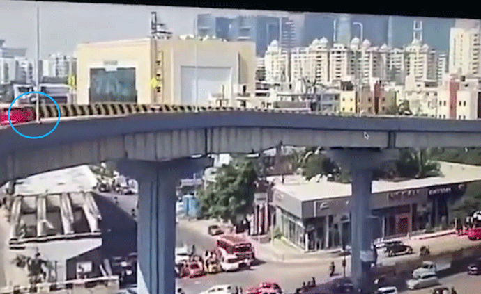 印度轿车超速冲下高架，砸中车站致1死