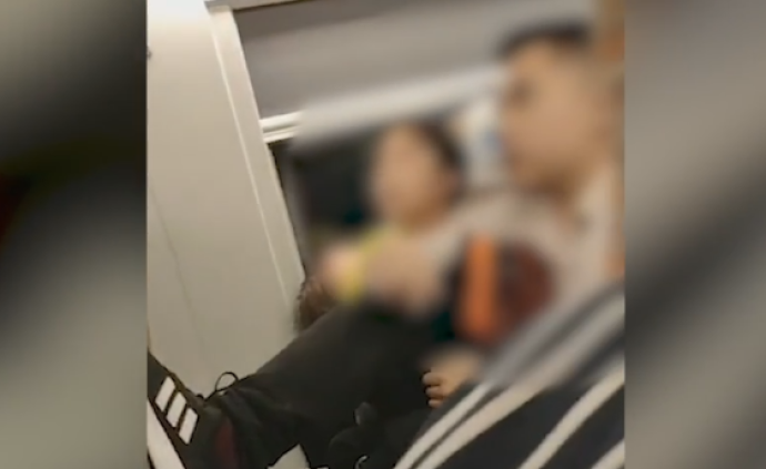 高铁一男子因不满前排座椅往后靠上脚踹，有乘客劝阻反被吼