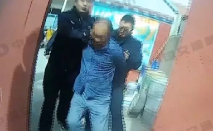 山东潍坊一对父子辱骂威胁并飞踹执勤民警，目前已被刑事拘留