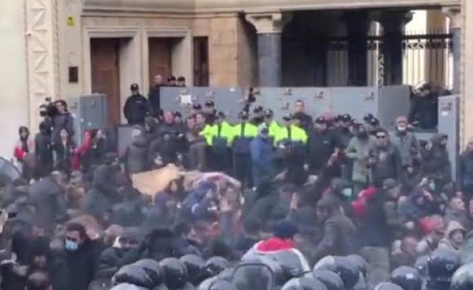 格鲁吉亚首都持续爆发反政府游行，又有28名抗议者被捕