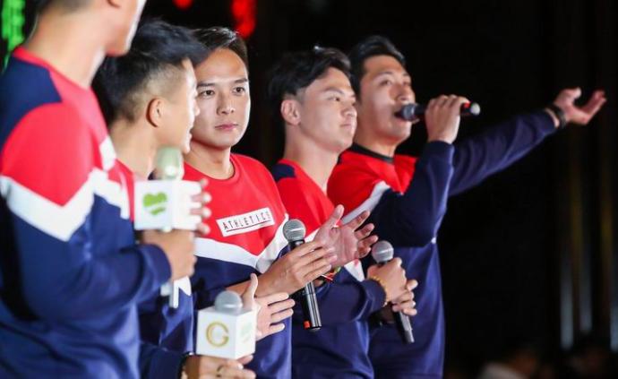 “我们都是中国人”，香港明星在沪慈善晚宴上高歌《中国人》