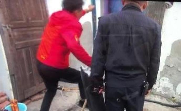 苏州男子持菜刀劫持妻子和侄女，被特警用泰瑟枪一击命中