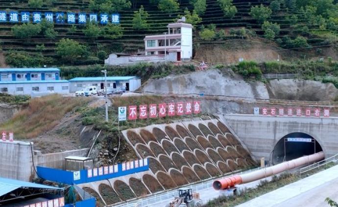 云南云凤高速安石隧道出口发生事故，13名作业人员被困