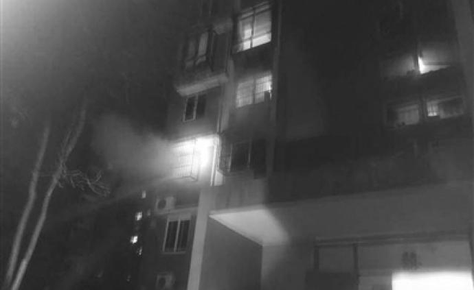南京一出租屋因充电宝爆炸引发火灾，民警紧急疏散整栋楼居民