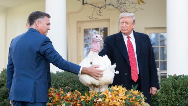 特朗普赦免火鸡，还不忘调侃民主党