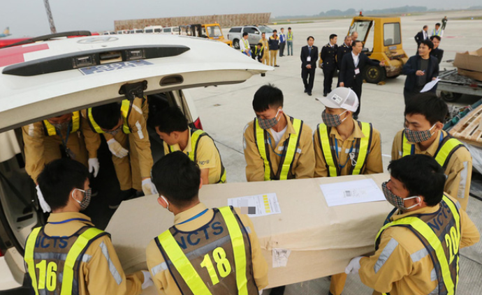 首批死亡貨車遇難者遺體抵達越南