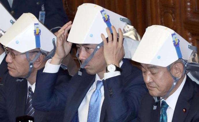 日本议员练习戴安全帽，画风突变引人笑