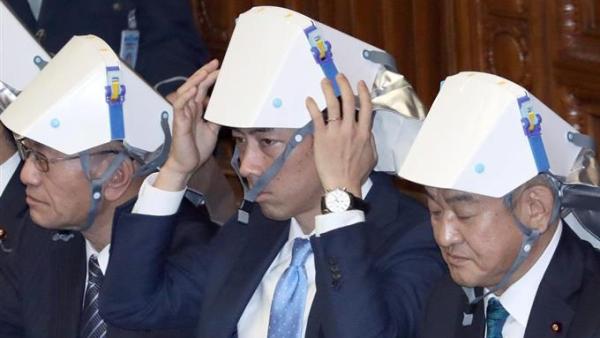 日本议员练习戴安全帽，画风突变引人笑
