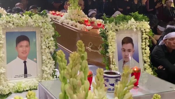 越南举行死亡货车遇难者葬礼，百人送别