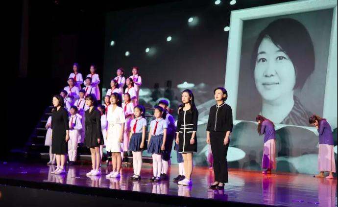 车祸中为救学生牺牲，河南女教师李芳的事迹被改编成舞台剧