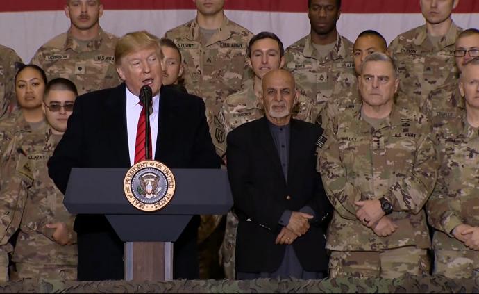 特朗普感恩节突访阿富汗，还给士兵打饭