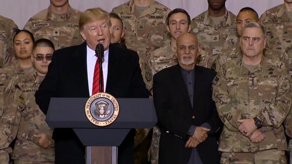 特朗普感恩节突访阿富汗，还给士兵打饭