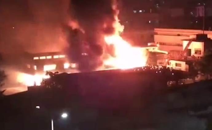惠州一溶解乙炔厂失火，爆炸声不断