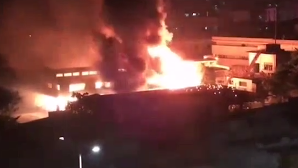 惠州一溶解乙炔厂失火，爆炸声不断