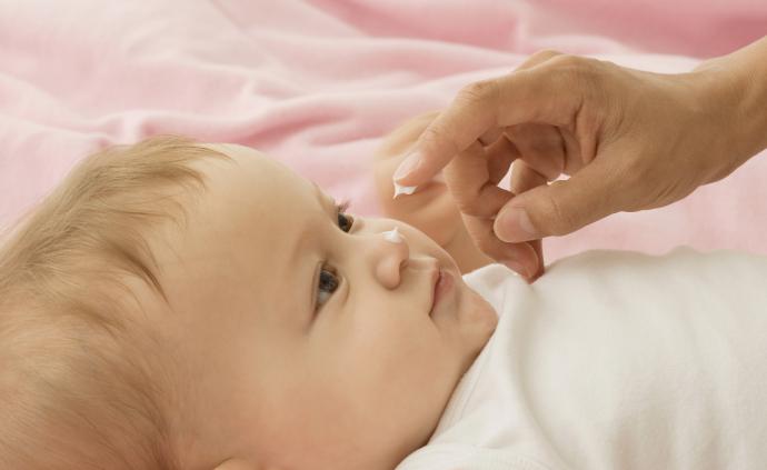 婴幼儿皮肤水嫩自带天然保湿？润肤剂能预防湿疹