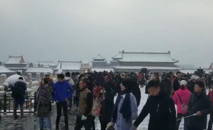 故宮雪后變紫禁城，游客賞雪爆滿