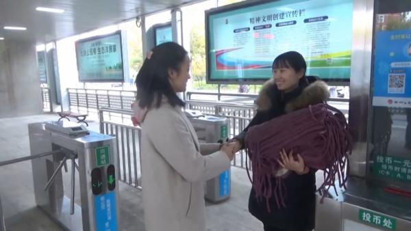女子公交站晕倒被救助，送棉坐垫致谢