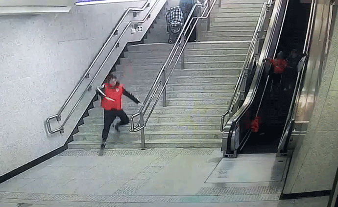 乘客摔倒，志愿者不顾危险按停扶梯救人