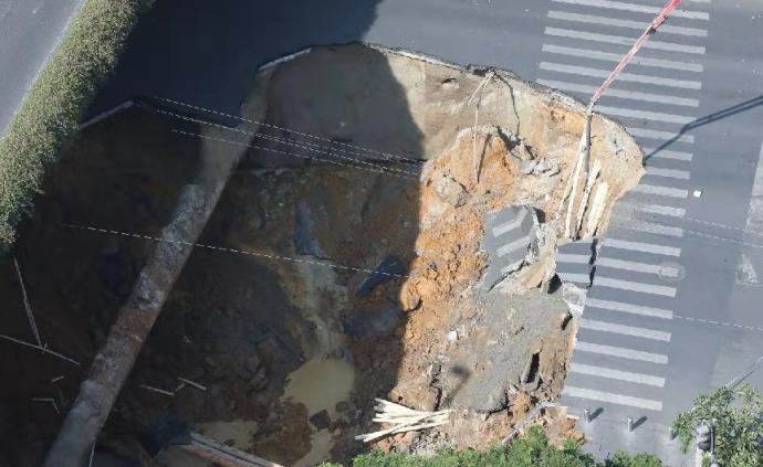 广州地铁施工区域地面塌陷，3人被困