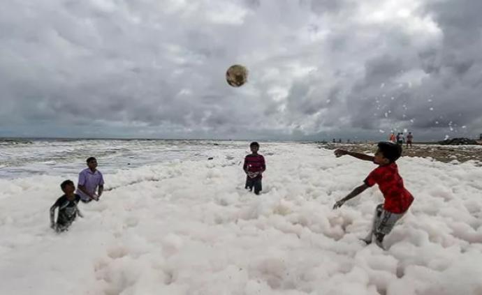 印度“毒”海滩：儿童跳入玩耍自拍