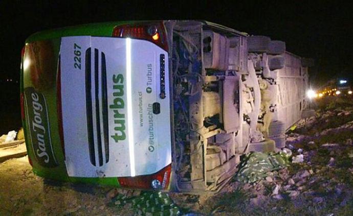 智利双层巴士发生严重交通事故，致17死22伤