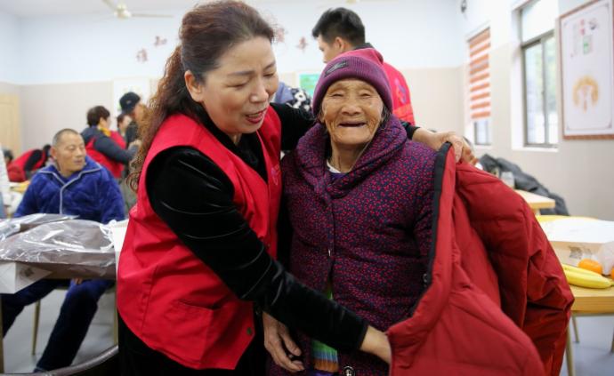 杭州余杭一群爱心姐姐，自筹资金给孤寡老人送冬衣