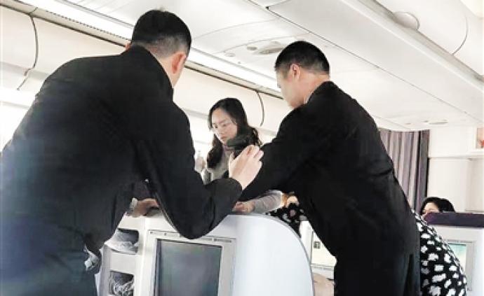 万米高空航班上乘客心脏骤停，重庆女医生抢出“黄金4分钟”