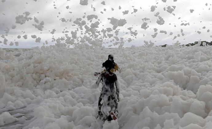 印度金奈海滩连续四天被白色泡沫覆盖引孩童玩耍，专家：有毒
