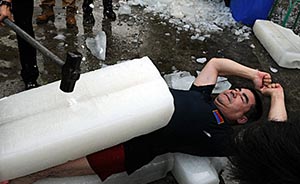 陈光标垃圾桶中完成“冰桶挑战”，冰水将用做员工餐