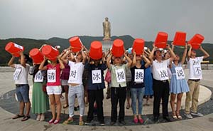 河南重旱区民众拿水桶聚集抗议“冰桶挑战”