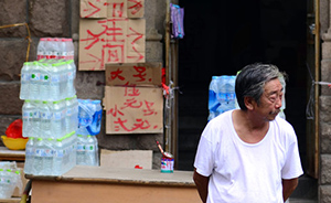 青岛市民遮住公厕标识牌，诱引游客前往自营“天价”私厕