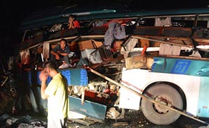 东莞深夜跨省“红眼大巴”与运沙车相撞，致4死37伤