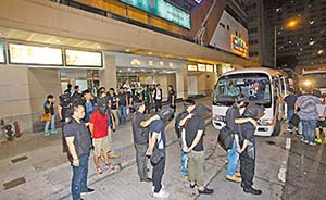 香港警方持续重拳打黑：黑帮为16岁小头目大办欢送，45人被擒