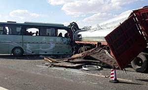 新疆一大客甘肃境内撞货车15人遇难，核载55人实载61人