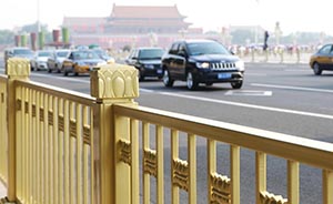 京牌马自达急速撞上北京长安街“金色护栏”