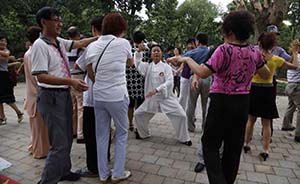 上海百年鲁迅公园重开：为“抢地盘”大叔在广场舞中打太极 