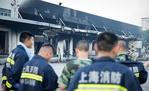上海浦东新区一仓库大火冲天，消防直升机再次出动