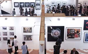 看展览|上海艺术影像展：“廉价”的布列松和“昂贵”的时尚身体