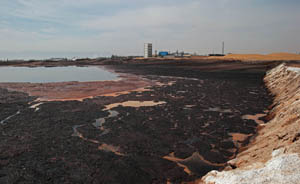 内蒙古一工业园污水直排腾格里沙漠，曝光三年后状况依旧