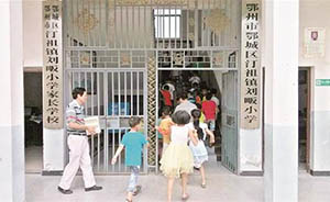 带狗送孩子上学，鄂州12名小学生被抓咬