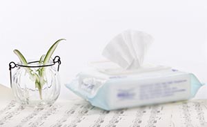 皮肤科医生：湿巾含“毒”但不会被吸收，婴幼儿尽量少用