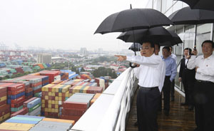 李克强冒雨考察上海自贸区：让长江经济带龙头舞起来